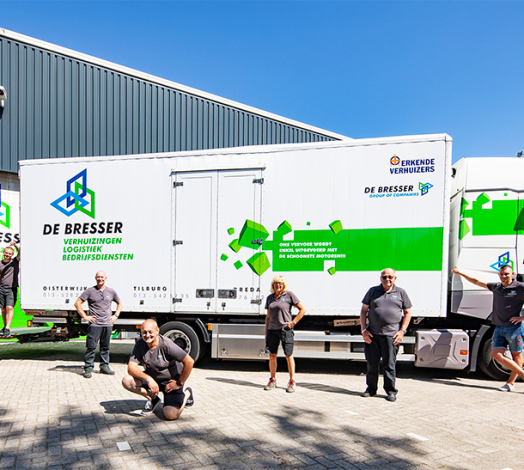 afbeelding van verhuizers voor vrachtwagen van slaopbijdebresser, ondersteunend aan voordeurservice bij slaopbijdebresser